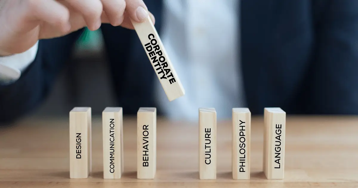 Executivo jogando de acordo com o mercado